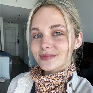 Meet your Posher, Caitlin